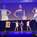 「ベストオブミス2022東京大会」オープニングでウクライナをイメージした平和の願いを掲げる