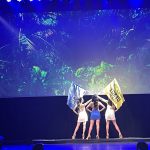 「ベストオブミス2022東京大会」オープニングでウクライナをイメージした平和の願いを掲げる