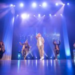 「ベストオブミス2022東京大会」オープニングでウクライナをイメージした平和の願いを掲げる