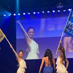 「ベストオブミス2022東京大会」オープニングでウクライナをイメージした平和の願いを掲げる