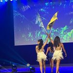 「ベストオブミス2022東京大会」オープニングでウクライナをイメージした平和の願いを掲げる