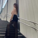 NMB48・貞野遥香、シースルースカートから美脚チラリ