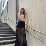 NMB48・貞野遥香、シースルースカートから美脚チラリ