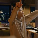 SKY-HI、自身が出演する「C COFFEE」新CMで鍛えられた腹筋を披露