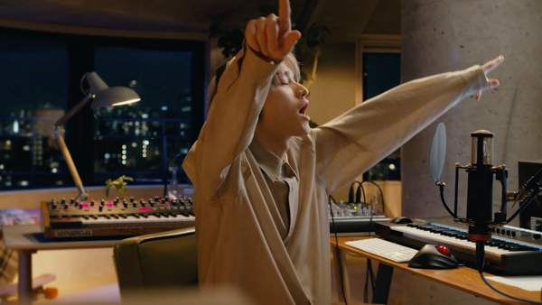 SKY-HI、自身が出演する「C COFFEE」新CMで鍛えられた腹筋を披露