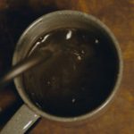 SKY-HI、自身が出演する「C COFFEE」新CMで鍛えられた腹筋を披露