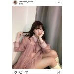 佐藤かれん、透け感ワンピースで太ももチラリ