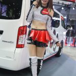 【写真特集 8枚】レースクイーン・遊馬りえ、健康的なくびれラインを肌見せ衣装で披露！＜東京オートサロン2022＞