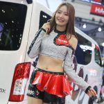 【写真特集 8枚】レースクイーン・遊馬りえ、健康的なくびれラインを肌見せ衣装で披露！＜東京オートサロン2022＞