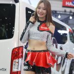 【写真特集 8枚】レースクイーン・遊馬りえ、健康的なくびれラインを肌見せ衣装で披露！＜東京オートサロン2022＞