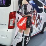 【写真特集 9枚】レースクイーン・橘香恋、美脚あらわなコスチュームに熱視線！＜東京オートサロン2022＞