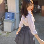 #ババババンビ・宇咲、制服衣装でスカートふわり