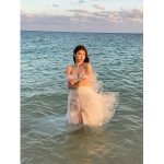 雪平莉左、肩出し白ドレス姿で美しい谷間を大胆披露