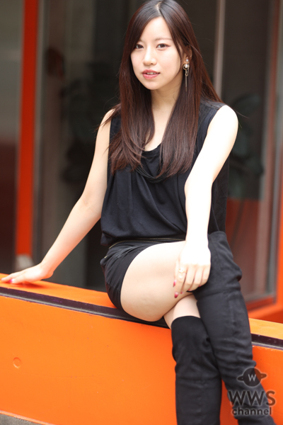 レースクイーン・今田希(dela)、セクシーなミニスカコーデで美脚アピール! 「ヘルシーな色気をどんどん出していきたい。目標はソロの写真集やDVDを出すこと」
