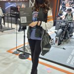 レースクイーン・亀澤杏菜、スポーティーなファッションでハーレーダビッドソンブースに登場！＜第１回名古屋モーターサイクルショー＞