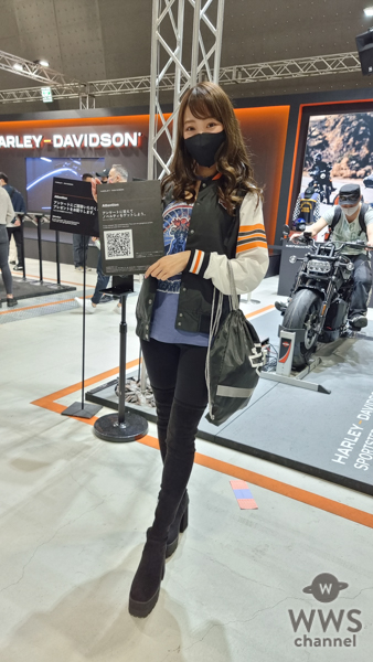 レースクイーン・亀澤杏菜、スポーティーなファッションでハーレーダビッドソンブースに登場！＜第１回名古屋モーターサイクルショー＞