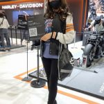 レースクイーン・亀澤杏菜、スポーティーなファッションでハーレーダビッドソンブースに登場！＜第１回名古屋モーターサイクルショー＞