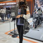 レースクイーン・亀澤杏菜、スポーティーなファッションでハーレーダビッドソンブースに登場！＜第１回名古屋モーターサイクルショー＞