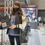 レースクイーン・亀澤杏菜、スポーティーなファッションでハーレーダビッドソンブースに登場！＜第１回名古屋モーターサイクルショー＞