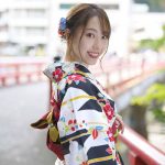 藤江れいな、古賀成美が思い出深い大阪の書店でカレンダー発売イベントを開催