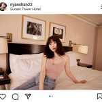 小嶋陽菜、ベッドの上で胸元あらわなブラキャミ姿を披露「色気全開ですね」「白い肌に似合ってます」