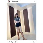 山崎あみ、ミニスカ半袖ニット姿でボディラインあらわに！セクシーでクールなファッション披露