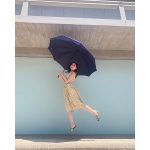 石川恋、日傘を差した芸術的なふわっとジャップショットを公開