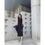 石川恋、背中と脚のスリットがヘルシーで魅力たっぷり!!カットリブワンピ姿を公開