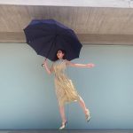 石川恋、日傘を差した芸術的なふわっとジャップショットを公開