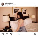 小嶋陽菜、ベッドの上で胸元あらわなブラキャミ姿を披露「色気全開ですね」「白い肌に似合ってます」