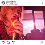 YOSHIKI、ラルクのライブ参戦でサングラス無しのオフショット公開「HYDEさんから元気もらって」の声も
