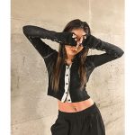 みちょぱ、 クロップド丈のヘソ出しマニッシュスタイル公開！「おへそのピアスがセクシー」