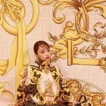 近藤千尋、フェンディ＆ヴェルサーチェでセレブ感満載の美脚コーデを披露！