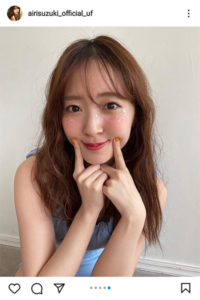 鈴木愛理、煌めきグリッターメイクでチャーミングな笑顔とヘルシーボディ披露！