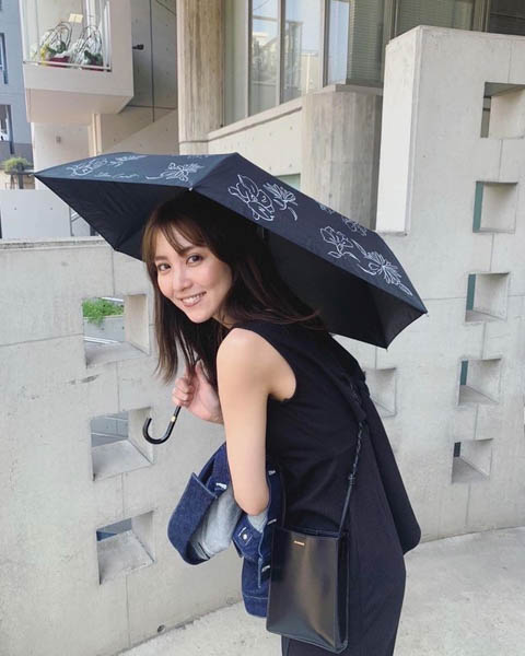 石川恋、背中と脚のスリットがヘルシーで魅力たっぷり!!カットリブワンピ姿を公開