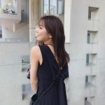 石川恋、背中と脚のスリットがヘルシーで魅力たっぷり!!カットリブワンピ姿を公開