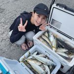 石川恋、鯵と鯖を前に満面笑みでWピースをするプライベートショットを公開