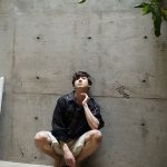 山田裕貴、コンクリートの壁に寄りかかって座る自身の姿にお茶目なツッコミ