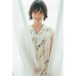 貫地谷しほり、優しいまなざしと笑顔のグラビア披露＜FLASH＞