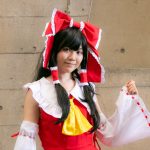 コスプレイヤー・sakura、「ニコニコ超会議2022」2日目に「東方Project」博麗霊夢のコスプレ披露