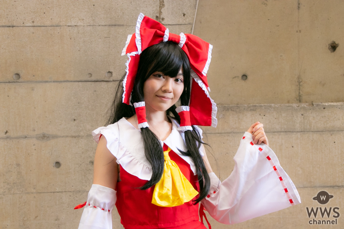 コスプレイヤー・sakura、「ニコニコ超会議2022」2日目に「東方Project」博麗霊夢のコスプレ披露