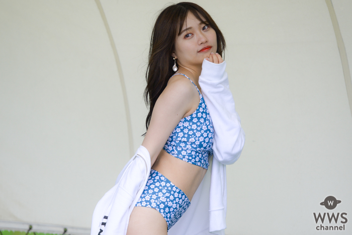 【写真 6枚】FariaClown・金子明日香、脱ぎかけパーカーのセクシーポーズで魅了！＜近代麻雀水着祭2022＞