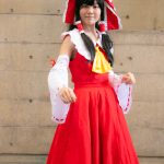 コスプレイヤー・sakura、「ニコニコ超会議2022」2日目に「東方Project」博麗霊夢のコスプレ披露