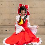 コスプレイヤー・sakura、「ニコニコ超会議2022」2日目に「東方Project」博麗霊夢のコスプレ披露