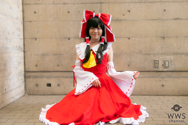 コスプレイヤー・sakura、「ニコニコ超会議2022」2日目に「東方Project」博麗霊夢のコスプレ披露
