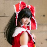 コスプレイヤー・sakura、「ニコニコ超会議2022」2日目に「東方Project」博麗霊夢のコスプレ披露