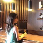 紅羽祐美、背中とM字開脚で問いかける『正しいバーの使い方』は？