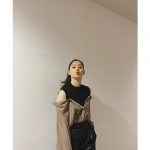 新木優子、惜しげもなくさらした肩出し私服ショットを公開！「アンニュイな雰囲気で素敵」「美しすぎて言葉がでない」