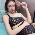 明日花キララ、サウナハット被った水着自撮りで美谷間チラ見せ