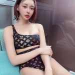 明日花キララ、サウナハット被った水着自撮りで美谷間チラ見せ